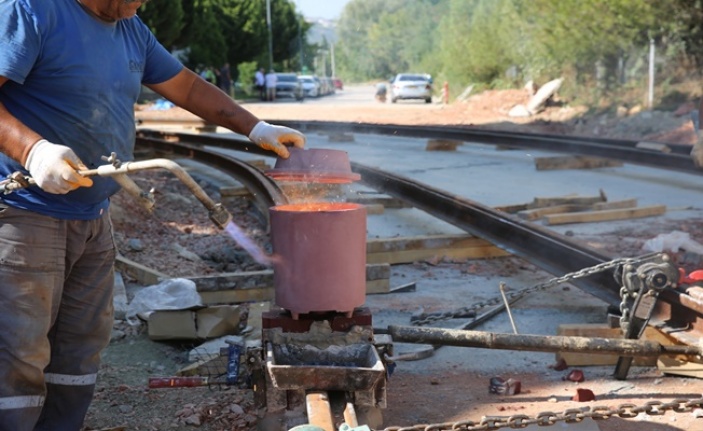 Alikahya Tramvay Hattı’nda raylar döşeniyor