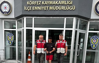 Körfez'de parktaki gençlerin motosikletini gasp eden zanlı tutuklandı!