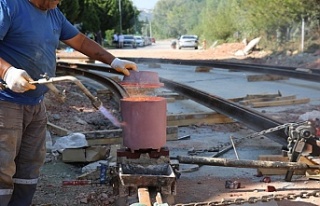 Alikahya Tramvay Hattı’nda raylar döşeniyor